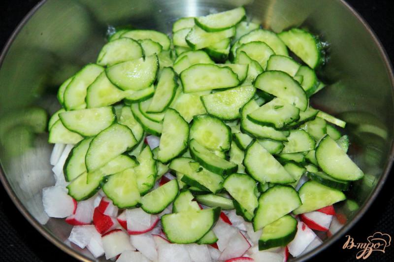 Фото приготовление рецепта: Салат из редиски с огурцом и яйцами шаг №2