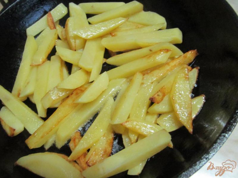 Фото приготовление рецепта: Жареный картофель с перцем и яйцами под сыром шаг №1