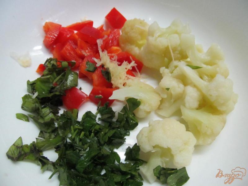 Фото приготовление рецепта: Салат из цветной капусты с беконом и яйцом шаг №4