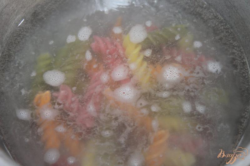 Фото приготовление рецепта: Паста фузилли с куриным филе, помидорами и баклажанами шаг №1