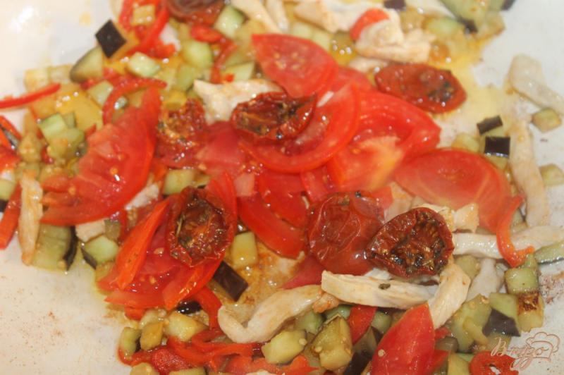 Фото приготовление рецепта: Паста фузилли с куриным филе, помидорами и баклажанами шаг №4