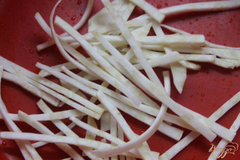 Фото приготовление рецепта: Салат с сельдереем, сыром и помидорами шаг №1