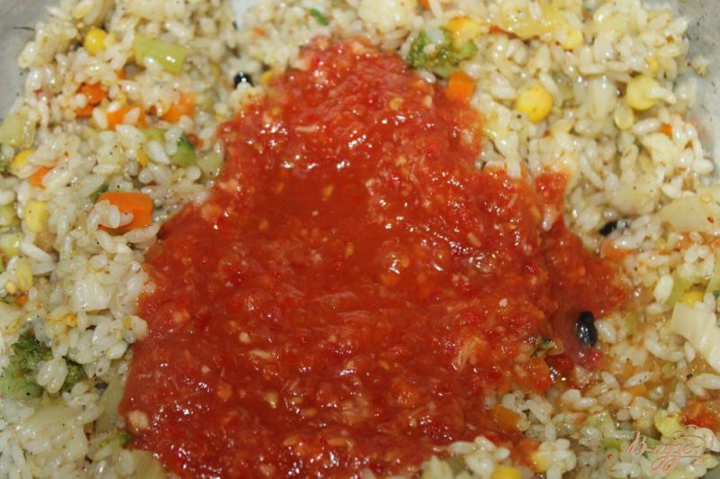 Фото приготовление рецепта: Плов с овощами и томатным соком шаг №6