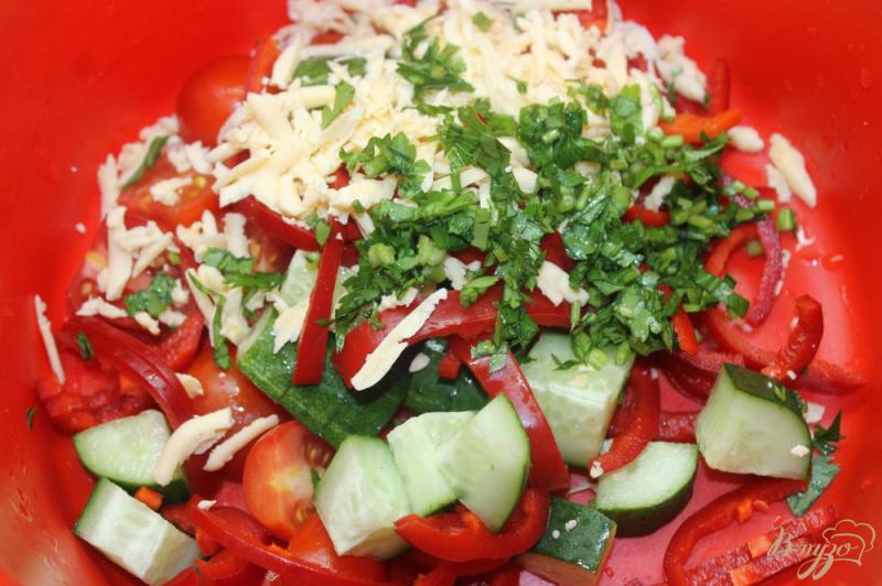 Фото приготовление рецепта: Быстрый овощной салат с сыром шаг №4