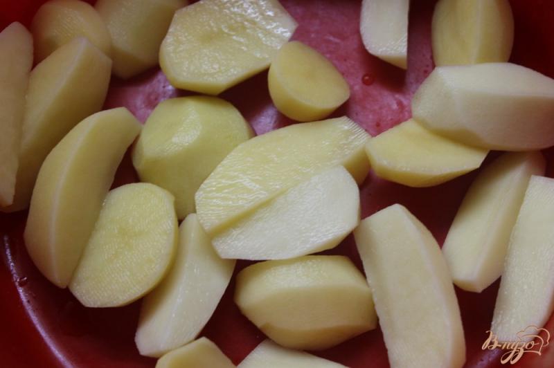 Фото приготовление рецепта: Запеченный картофель с базиликом и сливочным маслом шаг №1