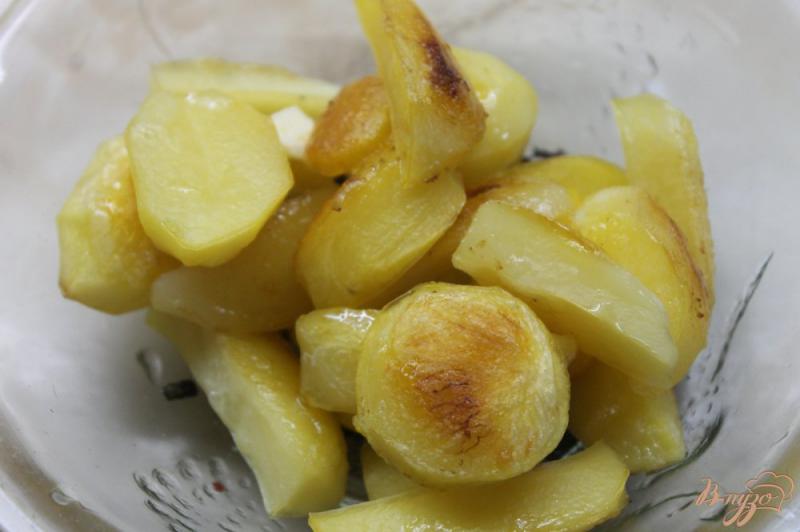 Фото приготовление рецепта: Запеченный картофель с базиликом и сливочным маслом шаг №6