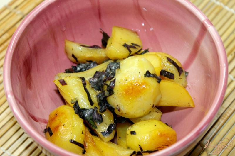 Фото приготовление рецепта: Запеченный картофель с базиликом и сливочным маслом шаг №7