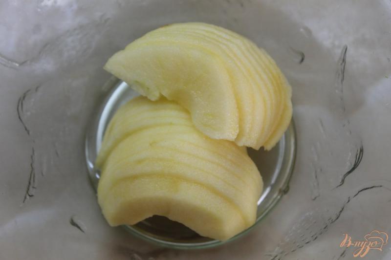 Фото приготовление рецепта: Шоколадные блины с яблоком и медом шаг №4