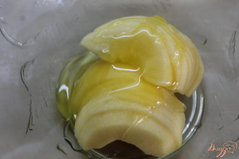 Фото приготовление рецепта: Шоколадные блины с яблоком и медом шаг №5