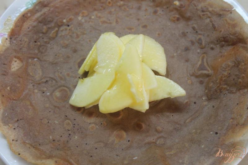 Фото приготовление рецепта: Шоколадные блины с яблоком и медом шаг №6