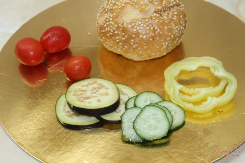 Фото приготовление рецепта: Бургер с баклажаном и сыром шаг №1
