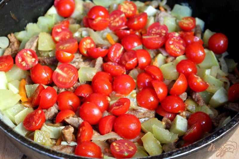 Фото приготовление рецепта: Телятина с кабачком и помидорами черри шаг №5