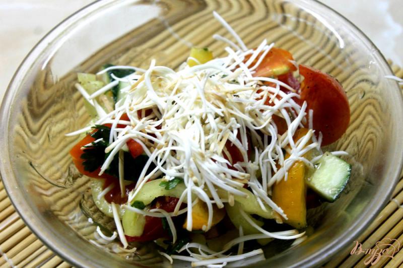 Фото приготовление рецепта: Овощной салат с колбасным сыром шаг №5