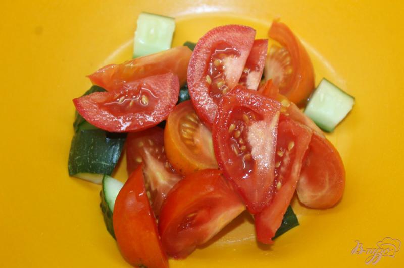 Фото приготовление рецепта: Овощной салат с колбасным сыром шаг №2