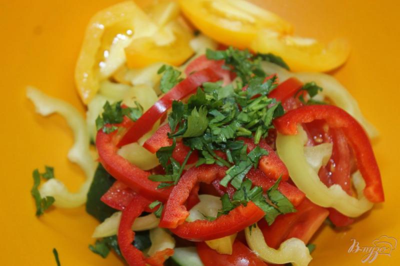 Фото приготовление рецепта: Овощной салат с колбасным сыром шаг №4