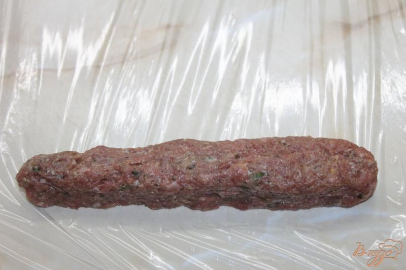 Фото приготовление рецепта: Ароматные мясные колбаски из мяса утки шаг №3