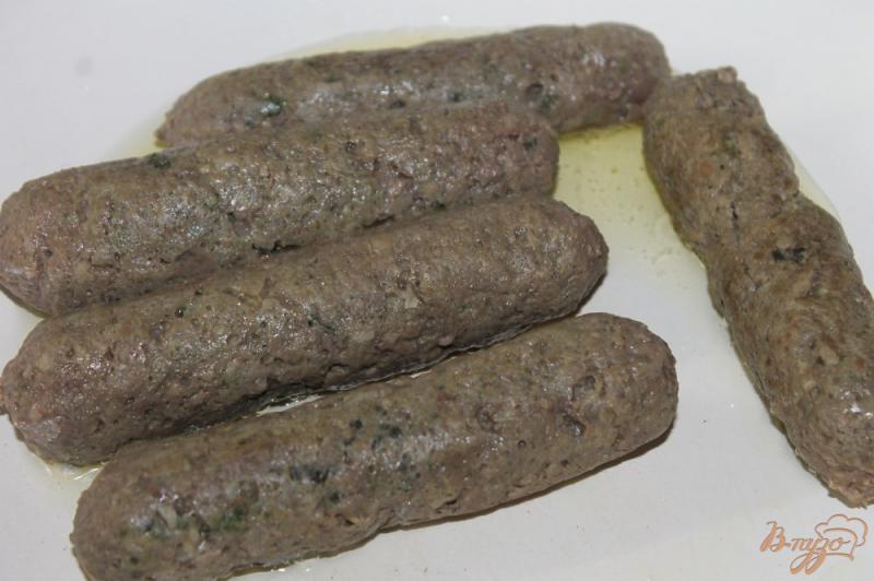 Фото приготовление рецепта: Ароматные мясные колбаски из мяса утки шаг №6