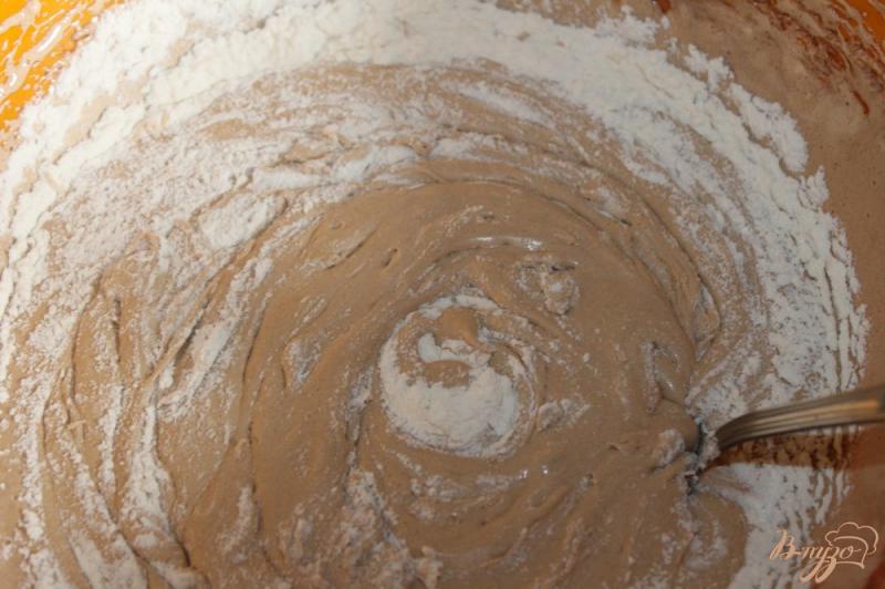 Фото приготовление рецепта: Пышный шоколадный бисквит в мультиварке шаг №5