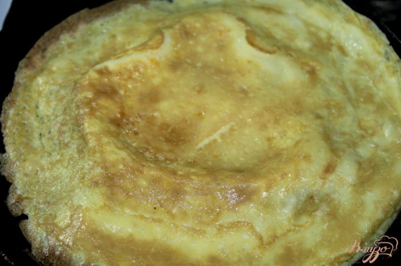 Фото приготовление рецепта: Яичный блин с печеночным паштетом и огурцом шаг №2