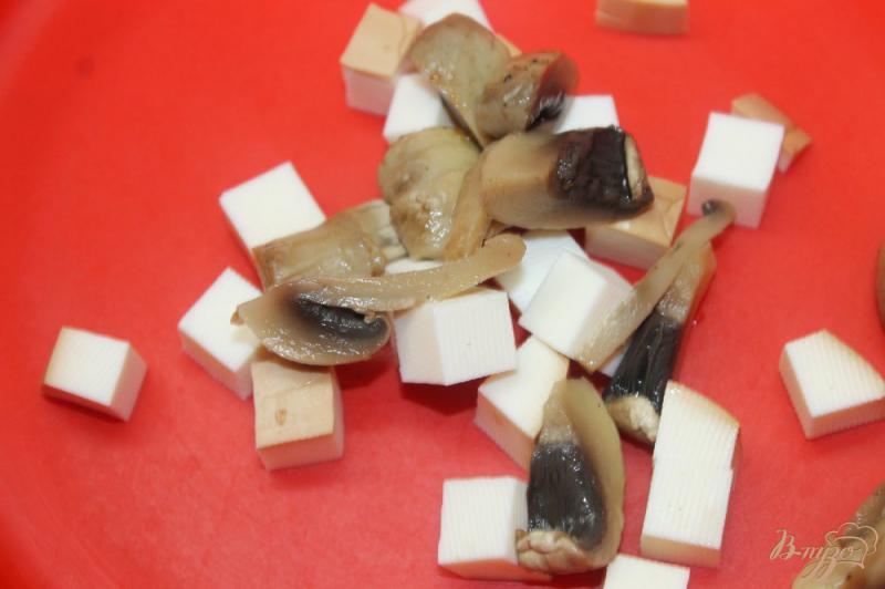 Фото приготовление рецепта: Салат из баклажан, сыра и черри шаг №4