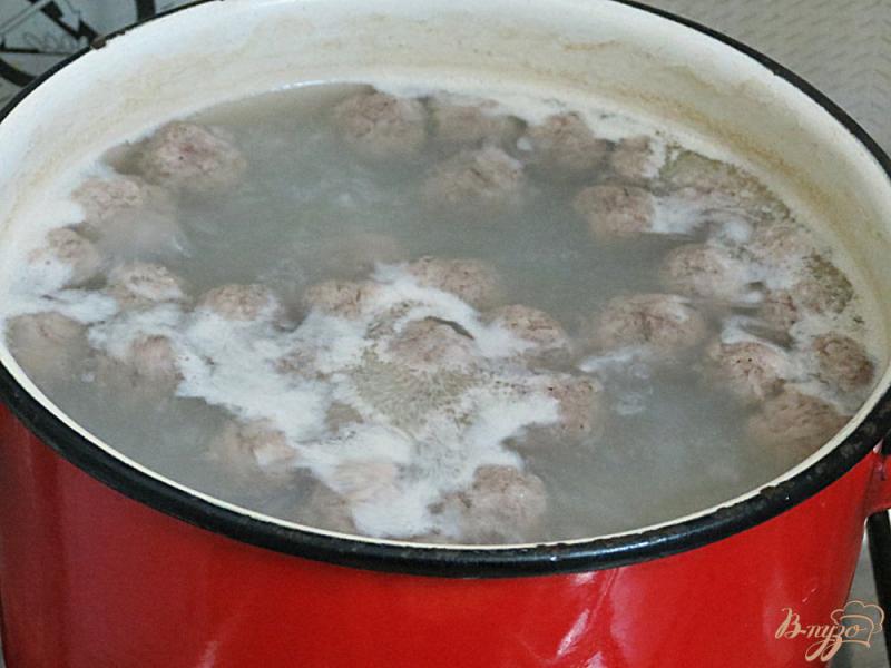 Фото приготовление рецепта: Суп с фрикадельками и цветной капустой шаг №4