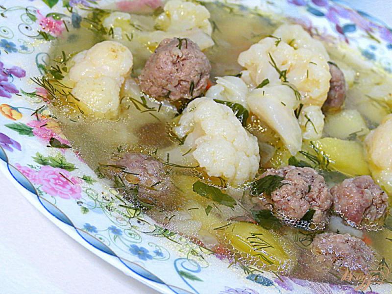 Фото приготовление рецепта: Суп с фрикадельками и цветной капустой шаг №9