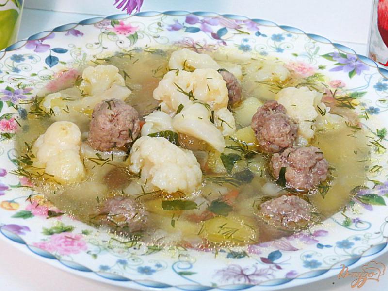 Фото приготовление рецепта: Суп с фрикадельками и цветной капустой шаг №10