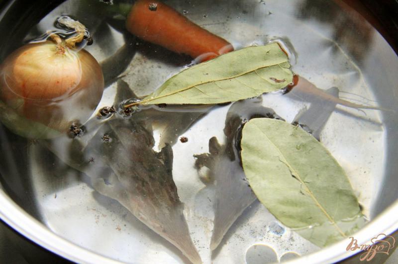 Фото приготовление рецепта: Рыбный суп из голов стерляди шаг №2