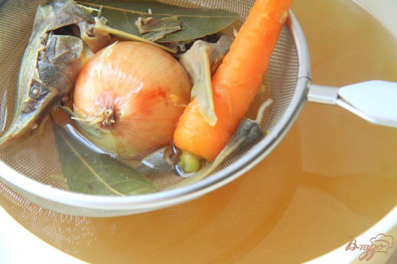 Фото приготовление рецепта: Рыбный суп из голов стерляди шаг №3
