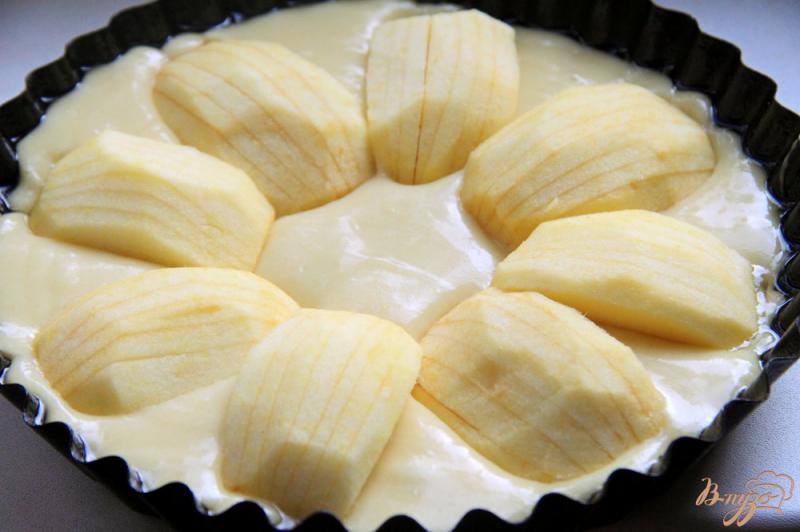 Фото приготовление рецепта: Осенний пирог с облепихой и яблоками шаг №7