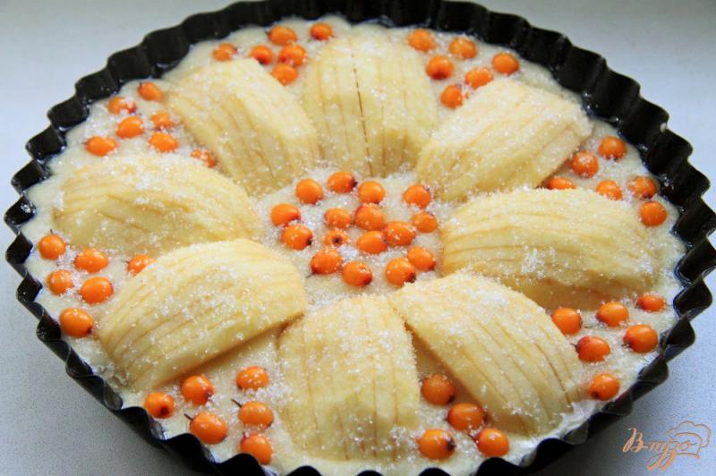 Фото приготовление рецепта: Осенний пирог с облепихой и яблоками шаг №8