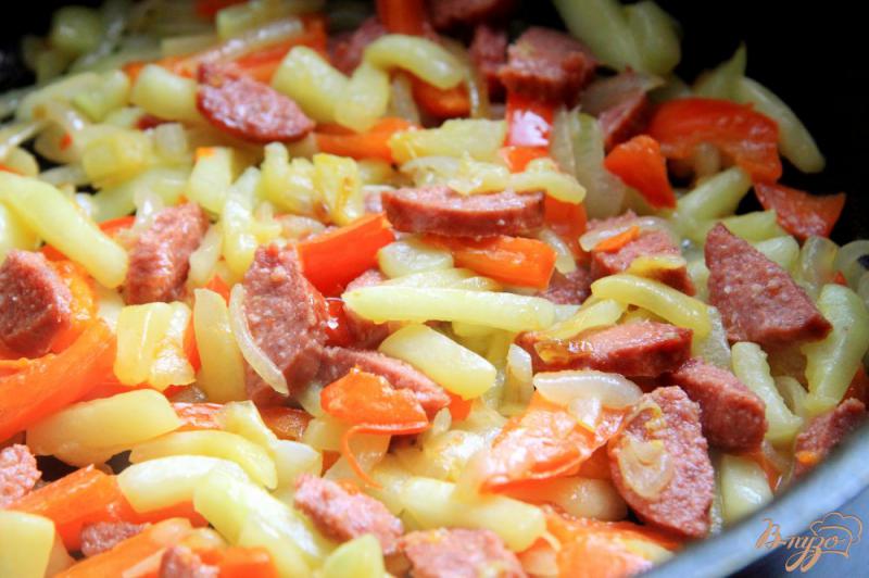 Фото приготовление рецепта: Омлет с летними овощами и колбасой шаг №10