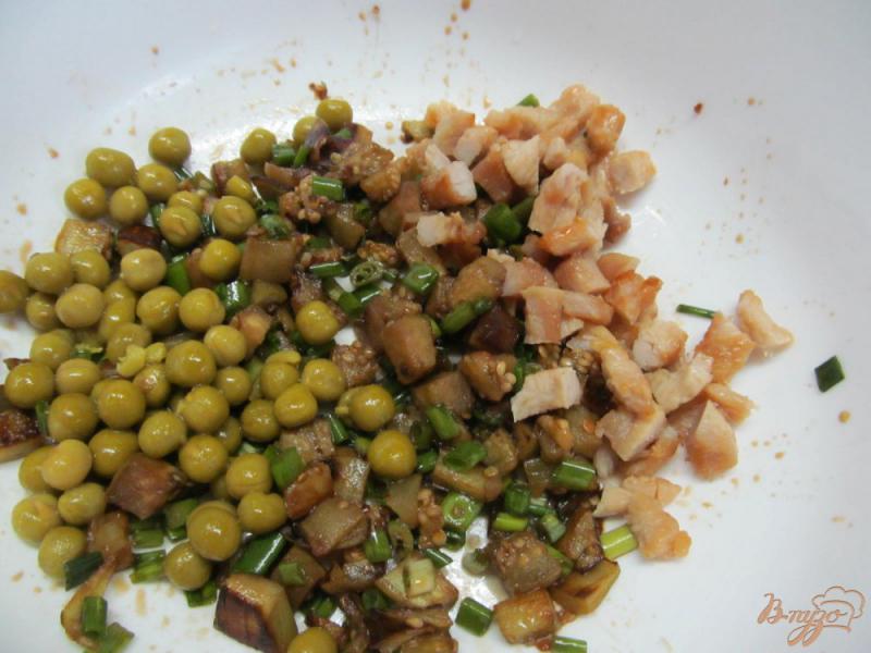 Фото приготовление рецепта: Салат с баклажаном и свининой шаг №4