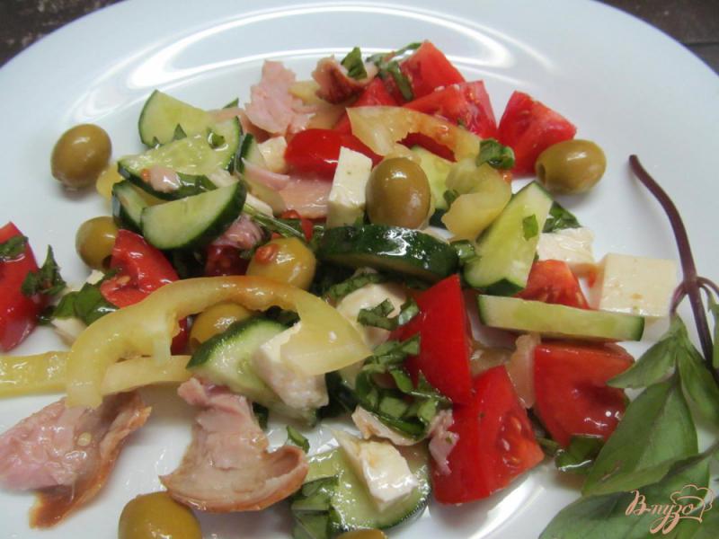 Фото приготовление рецепта: Салат с овощами и копченой курицей шаг №4