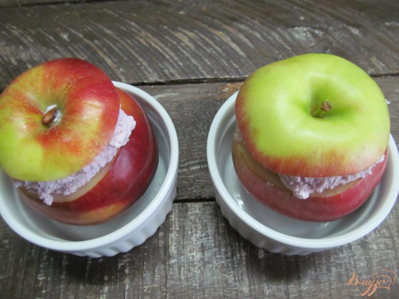 Фото приготовление рецепта: Запеченные яблоки с творогом и малиной шаг №5