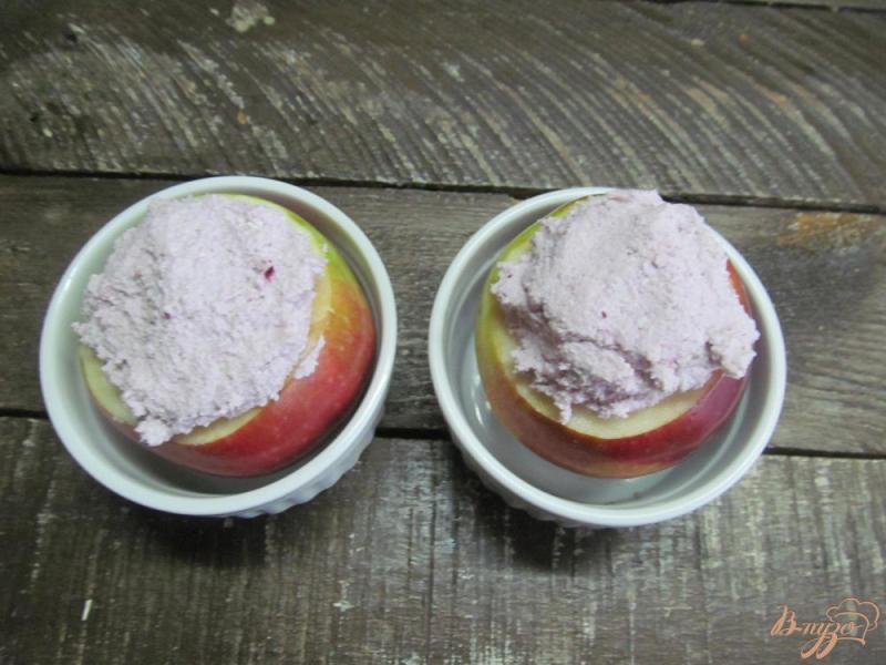 Фото приготовление рецепта: Запеченные яблоки с творогом и малиной шаг №4