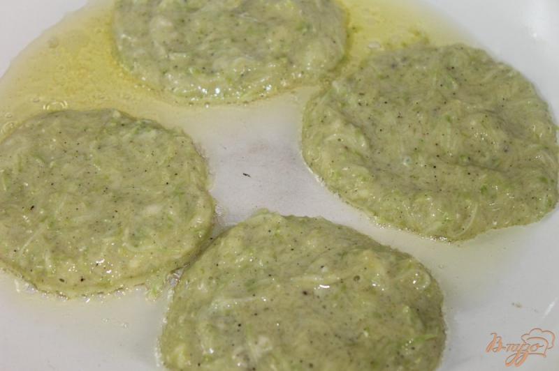 Фото приготовление рецепта: Кабачковые оладьи с черри и сыром шаг №3