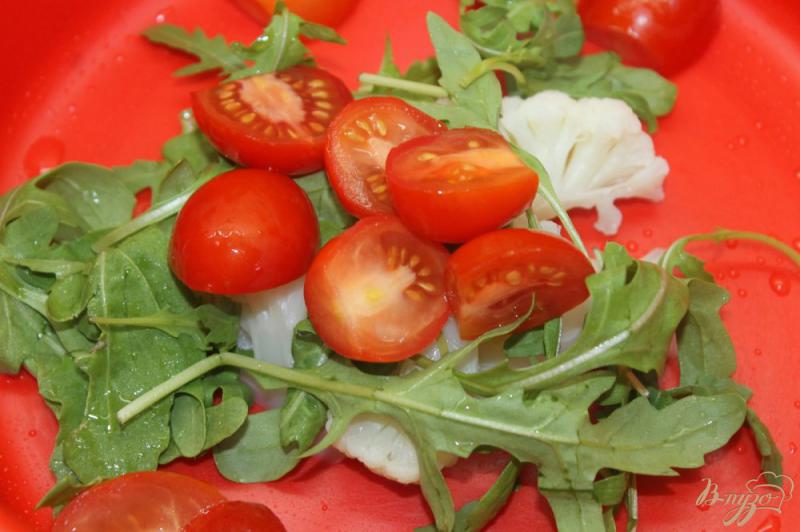 Фото приготовление рецепта: Салат из цветной капусты, рукколы и черри шаг №3