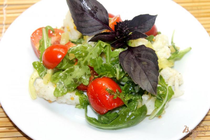 Фото приготовление рецепта: Салат из цветной капусты, рукколы и черри шаг №7