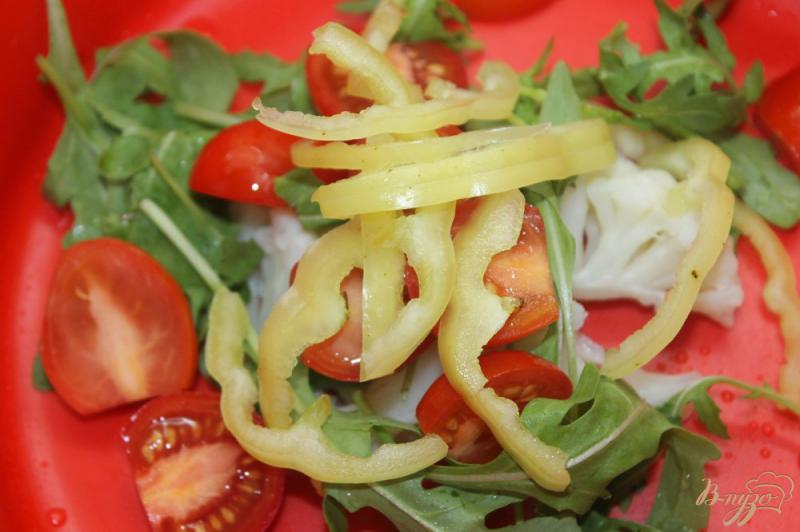 Фото приготовление рецепта: Салат из цветной капусты, рукколы и черри шаг №4