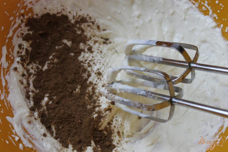 Фото приготовление рецепта: Шоколадный бисквитный торт со сметанным кремом и фруктами шаг №5