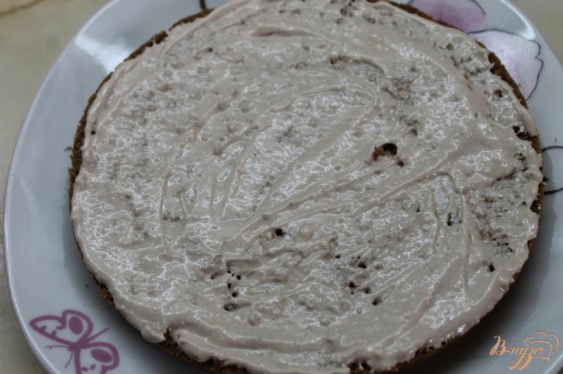 Фото приготовление рецепта: Шоколадный бисквитный торт со сметанным кремом и фруктами шаг №6