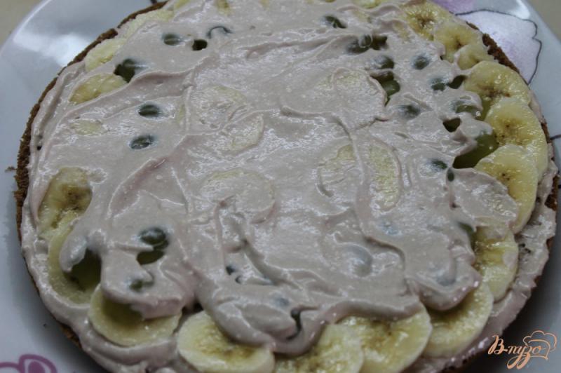 Фото приготовление рецепта: Шоколадный бисквитный торт со сметанным кремом и фруктами шаг №9