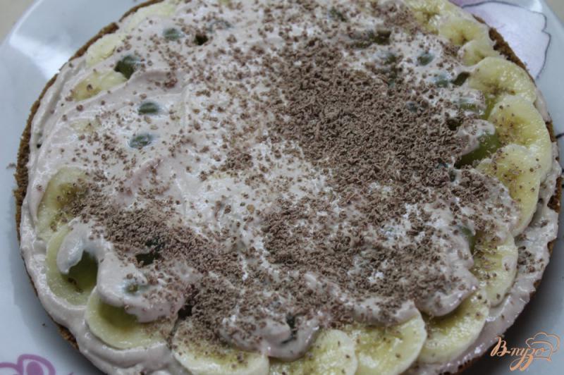 Фото приготовление рецепта: Шоколадный бисквитный торт со сметанным кремом и фруктами шаг №10