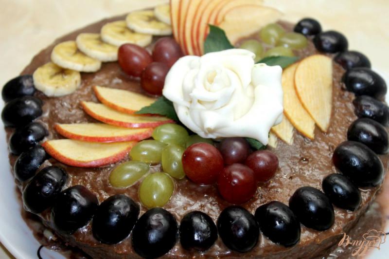 Фото приготовление рецепта: Шоколадный бисквитный торт со сметанным кремом и фруктами шаг №13