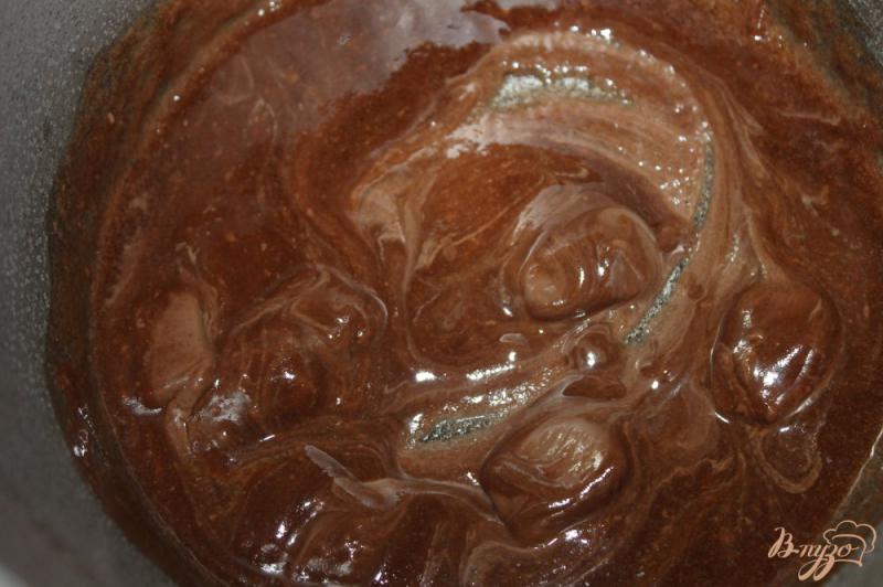 Фото приготовление рецепта: Шоколадный бисквитный торт со сметанным кремом и фруктами шаг №11