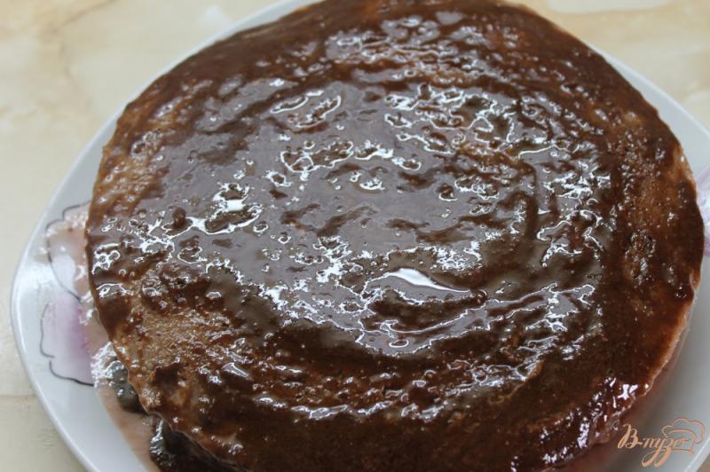 Фото приготовление рецепта: Шоколадный бисквитный торт со сметанным кремом и фруктами шаг №12