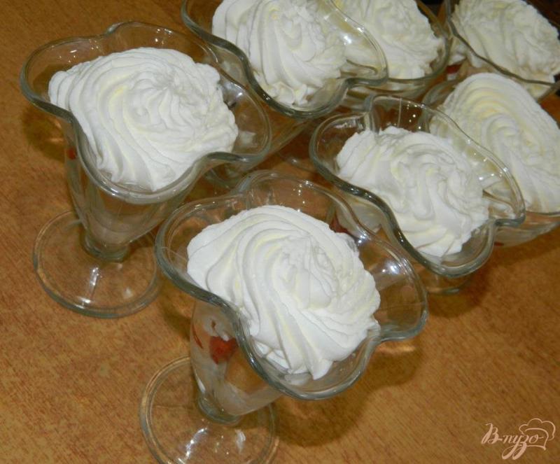 Фото приготовление рецепта: Сливочно-ягодный десерт шаг №4