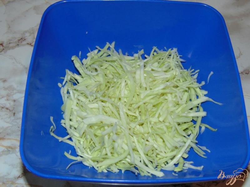 Фото приготовление рецепта: Овощной салат с копченой колбасой шаг №1