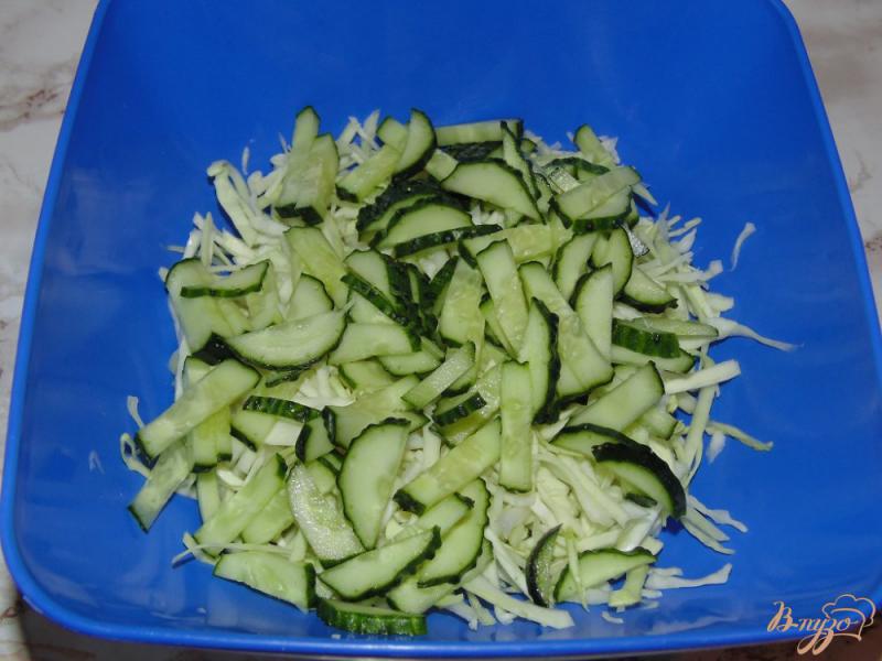 Фото приготовление рецепта: Овощной салат с копченой колбасой шаг №2